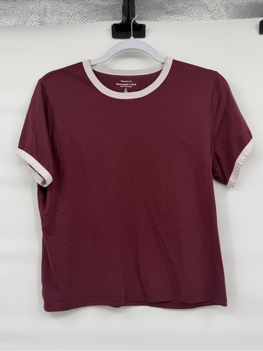 Abercrombie and Fitch slimming tee burgundy white short sleeve tee